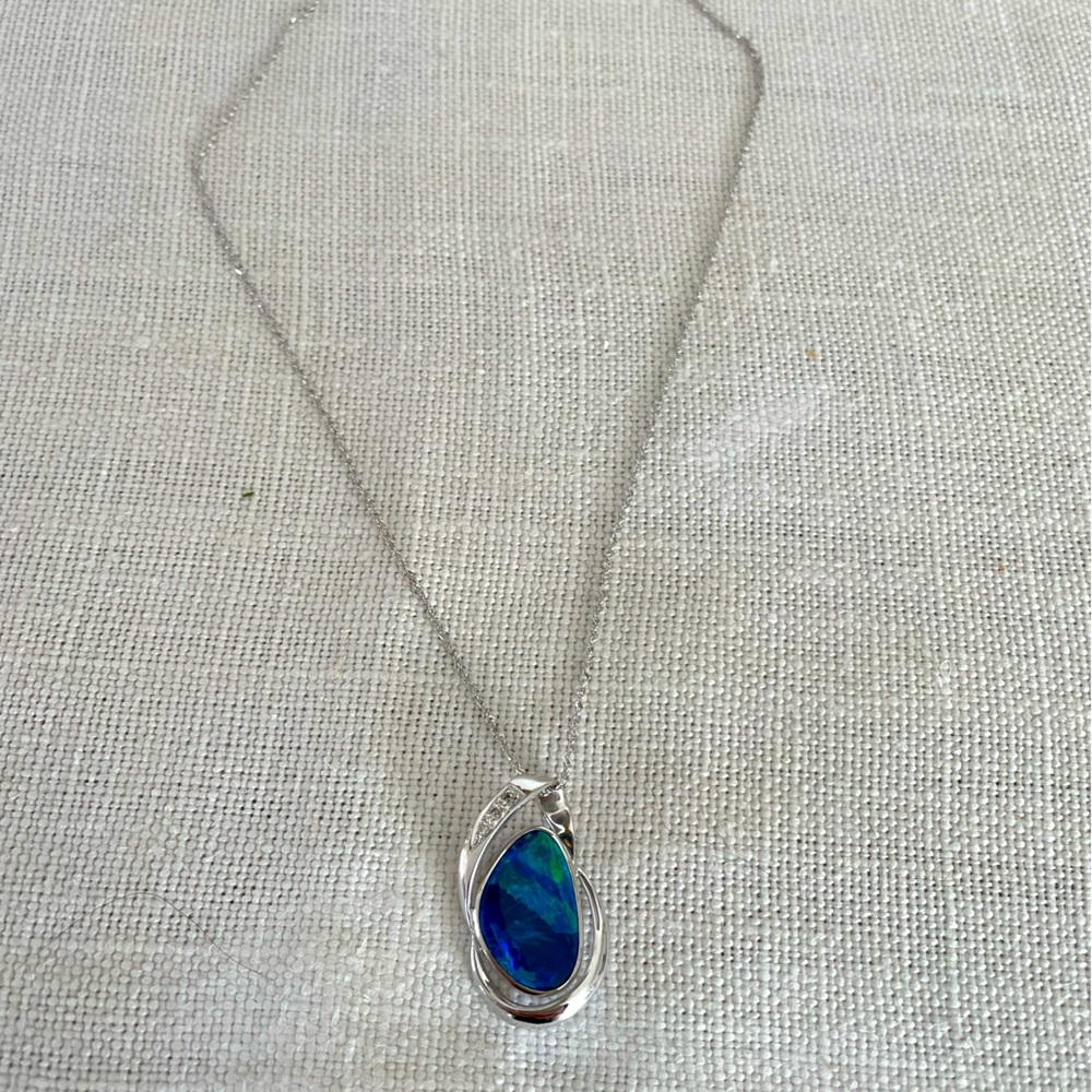 Gorgeous silver and opal necklace
